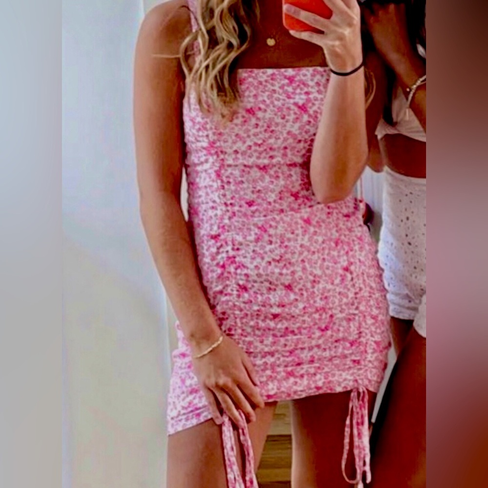 SKYLAR + MADISON pink floral ruched mini dress. Adjustable length and straps ⚡️